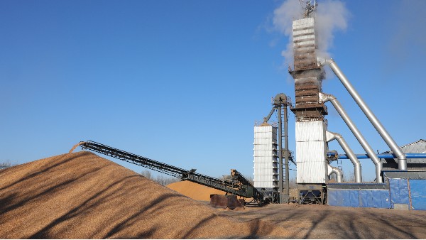 烘糧噸成本降至28元！300噸烘干塔用上秸稈直燃熱風(fēng)爐，相比燃煤一天節(jié)省一萬六！